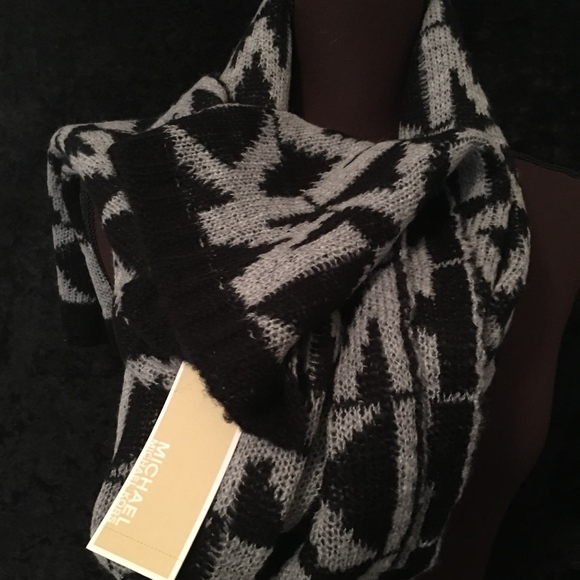 MICHAEL KORS MONOGRAM KNIT BLANKET WRAP SCARF - Picture 3 of 8